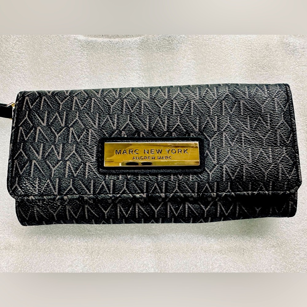 Andrew Marc New York Black/Gray wristlet/clutch